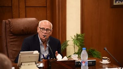 محافظ بوسعيد يناقش مشروعات الخطة الاستثمارية للعام المالي الجديد