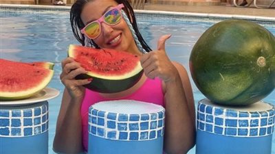 سمية الخشاب تثير الجدل على السوشيال ميديا.. شقة بطيخ عسل