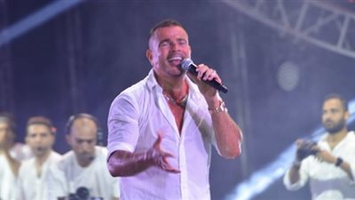 بملابس بيضاء.. أبرز نجوم الفن في أولي حفلات عمرو دياب بمراسي