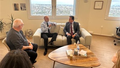 وزير الصحة يعقد اجتماعا مع رئيس معهد «جوستاف روسي» الفرنسي لعلاج الأورام