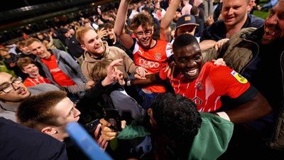 ملعب كينيلورث رود يخضع لتحسينات جديدة.. وتأجيل الأولى لـ لوتون تاون