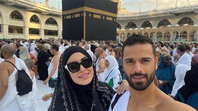 ميرنا نور الدين تؤدي مناسك العمرة برفقة زوجها