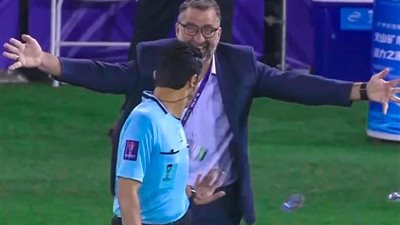 فرحة واندفاع: اللحظات الذهبية لمدرب البحرين مع الحكم بعد الانتصار على ماليزيا