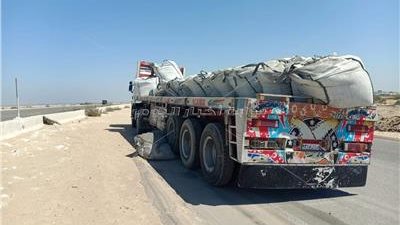 انقلاب سيارة أسمنت على طريق القنطرة شرق الإسماعيلية