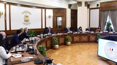 رئيس الوزراء يستعرض مع مسئولي شركة 