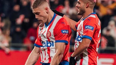 سيطرة مبهرة: جيرونا يسحق إشبيلية بـ هاتريك خيالي ويسترد الصدارة