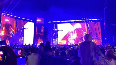 طاير في السما.. تامر حسني يفاجئ جمهوره بمهرجان العلمين الجديدة