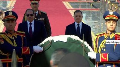السيسى يضع إكليلاً من الزهور على النصب التذكارى بأكاديمية الشرطة