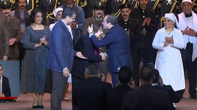 السيسي يُقبل رأس سميحة أيوب.. شكرا يا عزيز مصر على الأمن والأمان