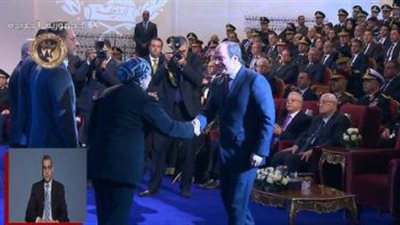 في لفته إنسانية.. السيسي يُصافح أهالي أبطال مواجهة العدوان الثلاثي