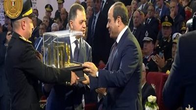 وزير الداخلية يهدي الرئيس هدية تذكارية أثناء احتفالات عيد الشرطة
