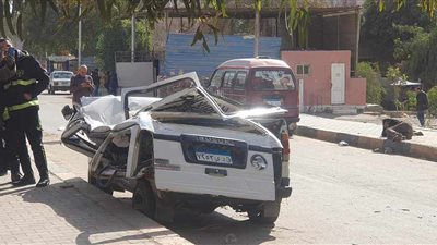 تحطم سيارة و4 مصابين.. سقوط لافته إعلانية وزنها طن في الهرم (صور)