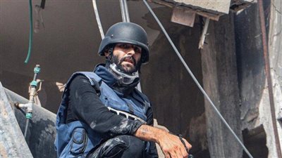 معتز عزايزة.. بعد معاناه 100 يوم خلع سترته الوقائية وغادر غزة عبر معبر رفح