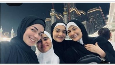 ليلى زاهر تشارك الجمهور صوراً من مناسك العمرة برفقة العائلة