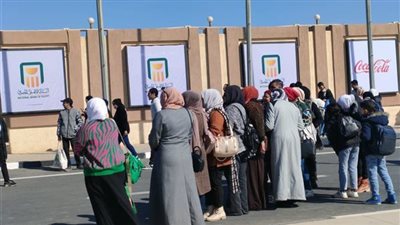 توافد كبير من الشباب والأسر على معرض القاهرة الدولي للكتاب