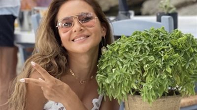 بالصور.. نيللي كريم تستمتع بإجازتها في اليونان