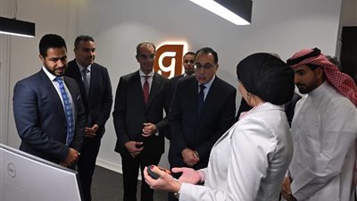 «مدبولي» يتفقد مركز خدمات الدعم العملياتي بمقر شركة 