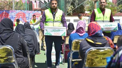 بـ 1500 كرتونة.. الأورمان ترسم البهجة على وجه الأسر الأولى بالرعاية في المنيا