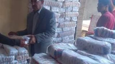 ضبط ٣٠٠ لتر زيت طعام و٢٥٠ كيلو سكر مجهول المصدر بـ كفر صقر