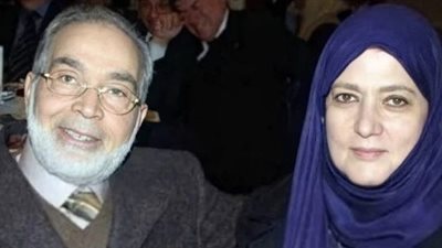 نظرة الوداع.. حسن يوسف وشمس البارودي يغادرا المستشفى بعد وداع نجلهما