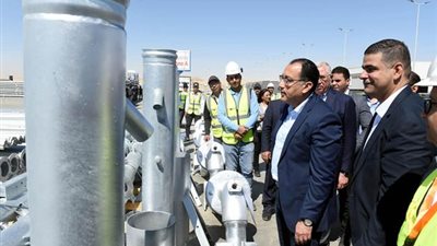 خلال جولته لقناة السويس.. مدبولي يتفقد مصنع شركة 