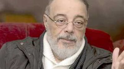 نقيب الممثلين في عزاء الراحل عصام الشماع بمسجد الشرطة