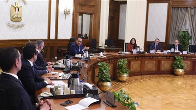 رئيس الوزراء يهنأ مسئولي شركة 