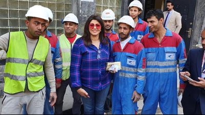 بصورة مع العاملين.. هالة صدقي تحتفل بعيد العمال