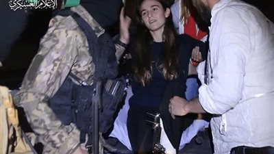 بالفيديو.. كتائب القسام توثق لحظة تسليم الدفعة الثانية من المحتجزين الإسرائيليين والأجانب