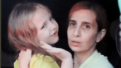 محتجزة توجه رسالة إلى كتائب القسام: أنا للأبد سأكون أسيرة ابنتي اعتبرت نفسها ملكة في غزة (صورة)