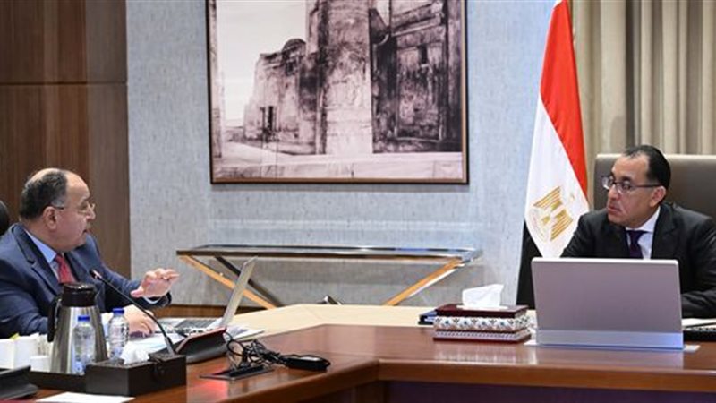 رئيس الوزراء مع وزير