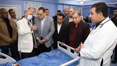 محافظ الشرقية يطمئن على الحالة الصحيه لمصابي حادث تصادم بلبيس