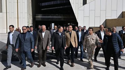 مدبولي يتفقد الأعمال النهائية لمشروع المتحف المصري الكبير 