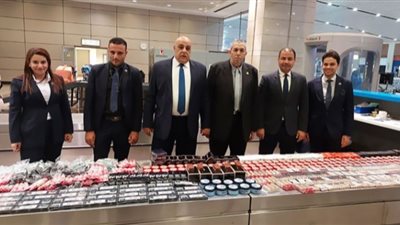 احباط محاولة تهريب مستحضرات تجميل بمطار القاهرة الدولي