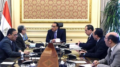 رئيس الوزراء يتابع تطورات مشاريع الطاقة المتجددة .. ومذكرات التفاهم لإنتاج الهيدروجين الأخضر