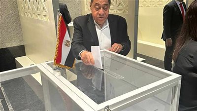 المستشار عبد المجيد محمود يدلي بصوته في الانتخابات الرئاسية بالإمارات