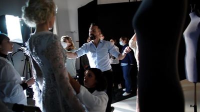 عالم الموضة.. ابتكار تصميم الأزياء بين الزينة والقيمة الفنية