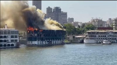 لم ينتج عنه خسائر بشرية.. الحماية المدنية تسيطر على حريق باخرة شارع النيل السياحي