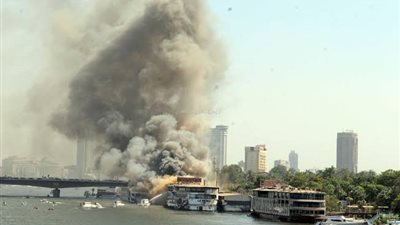 شرز صاروخ كهربائي وراء اشتعال النيران في باخرة نيلية بالجيزة