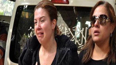 إنهيار رانيا فريد شوقي وسط الحاضرين في عزاء والدتها