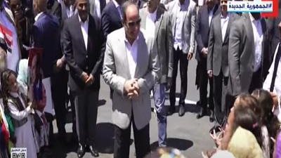 أطفال السلوم يهتفون مرحبين بالرئيس.. «أهلا وسهلا»
