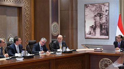 مدبولي يستعرض مع مسئولي 