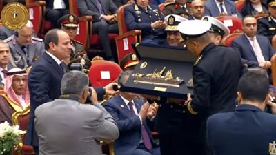 «السيسي» يتسلم درع الفرقاطة المصرية 