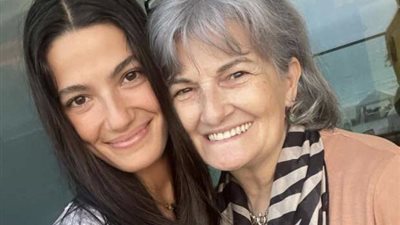 نجوم الفن يقدمون واجب العزاء في والدة تارا عماد