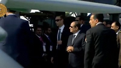 إيديكس 2023.. السيسي يتفقد طائرة استطلاع بدون طيار