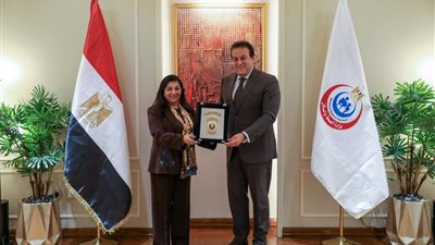 وزير الصحة يكرم الدكتورة نعيمة القصير ويهديها درع الوزارة