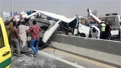 بينهم طفل وطبيب.. إصابة 13 شخص في حادث تصادم مروع بالطريق الزراعي