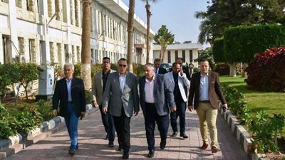 غراب يُتابع جاهزية اللجان الانتخابية بمدينة العاشر من رمضان.. صور