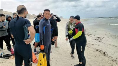 الضفادع البشرية تنتشل غريق 