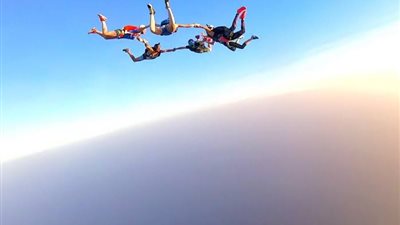 من وحي هجرس والكبير أوي 8...ما هي رياضة السكاي دايفينج ومدى خطورتها